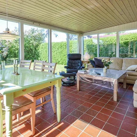 Awesome In W/ 2 Bedrooms Vakantiehuis Dannemare