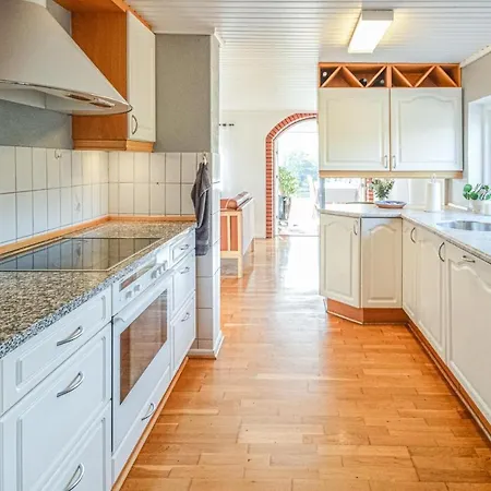 Awesome In W/ 2 Bedrooms Dannemare