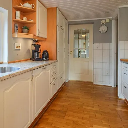 Awesome In W/ 2 Bedrooms Vakantiehuis